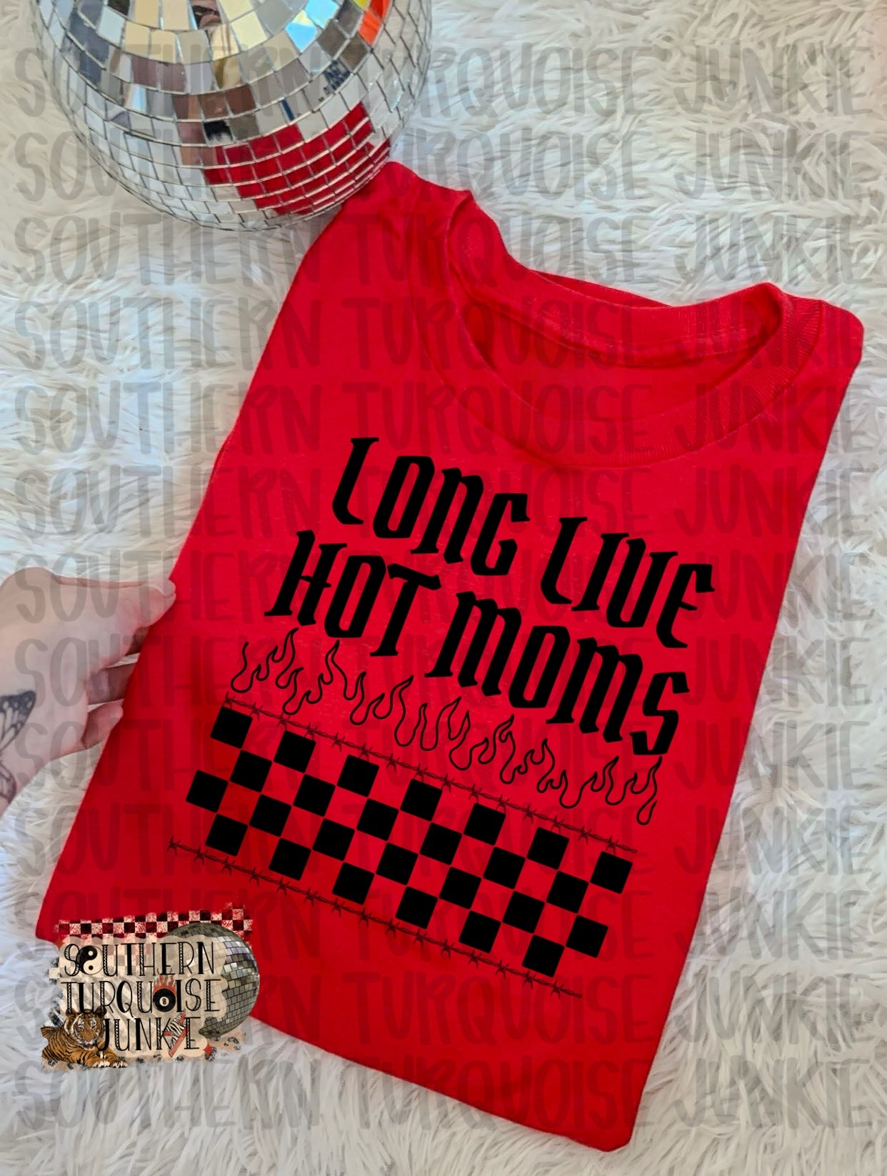 LONG LIVE HOT MOMS TEE